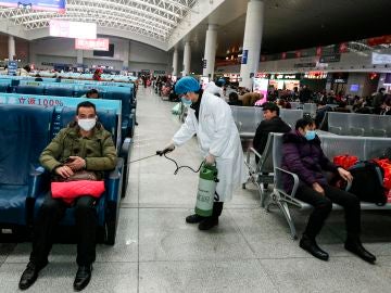 China intenta controlar el peor brote de coronavirus desde el inicio de la pandemia en Wuham