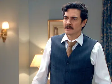 Armando, alarmado al recibir a Lourdes Armando, alarmado al recibir a Lourdes