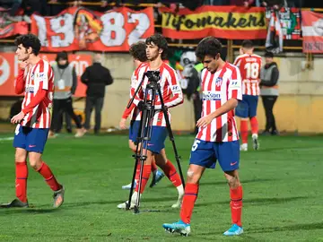 Los jugadores del Atlético, cabizbajos tras perder ante la Cultural Leonesa Los jugadores del Atlético, cabizbajos tras perder ante la Cultural Leonesa