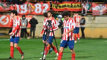 Los jugadores del Atlético, cabizbajos tras perder ante la Cultural Leonesa