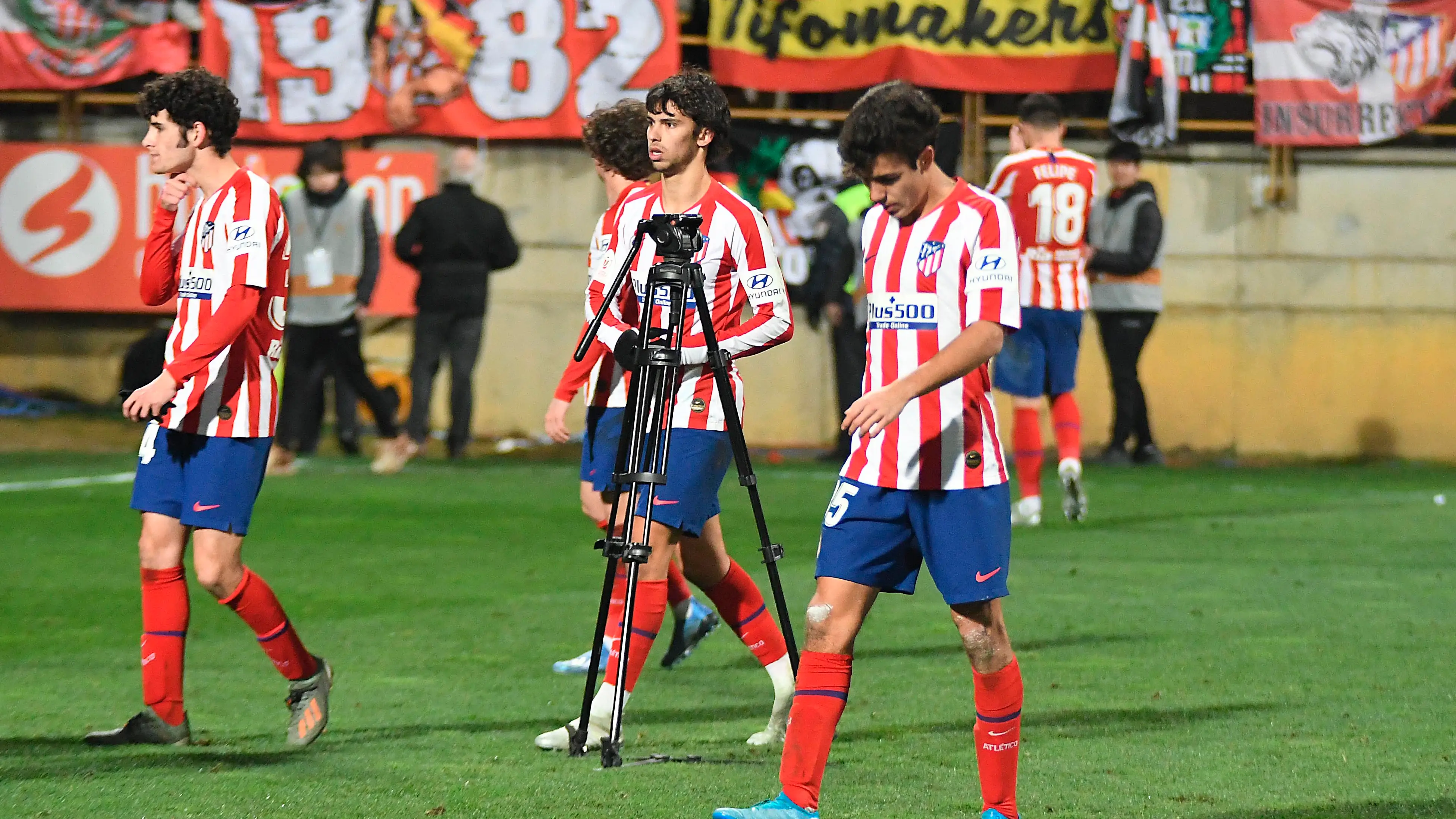 Los jugadores del Atlético, cabizbajos tras perder ante la Cultural Leonesa Los jugadores del Atlético, cabizbajos tras perder ante la Cultural Leonesa