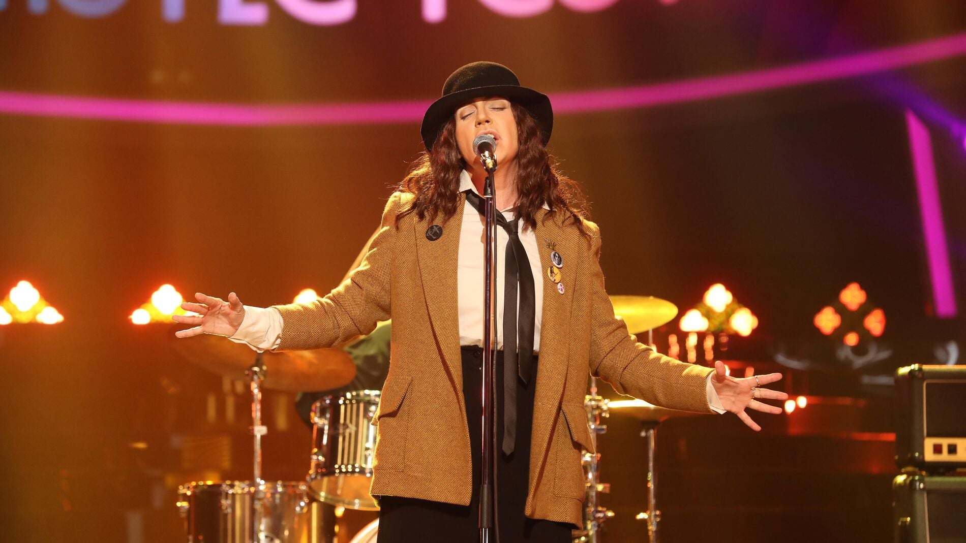 &lsquo;Because the night&rsquo; es una canci&oacute;n de Patti Smith, co-escrita por Bruce Springsteen y Patti Smith.