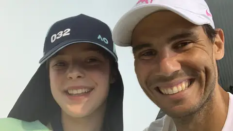 Rafa Nadal junto a la joven recogepelotas Annita Rafa Nadal junto a la joven recogepelotas Annita