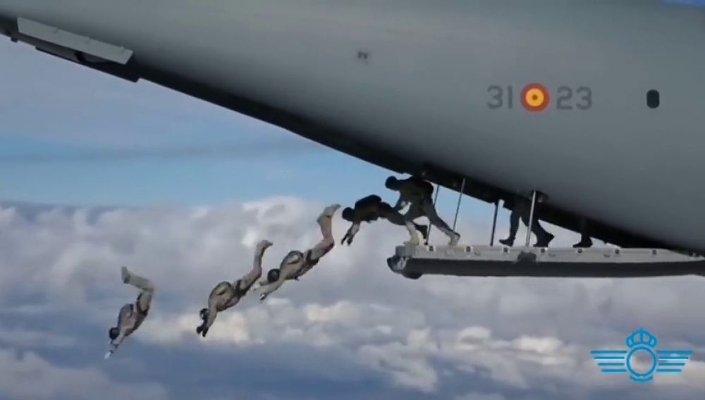 Así ha sido el espectacular salto al vacío de 114 paracaidistas del Ejército del Aire