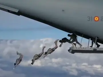 Así ha sido el espectacular salto al vacío de 114 paracaidistas del Ejército del Aire Así ha sido el espectacular salto al vacío de 114 paracaidistas del Ejército del Aire