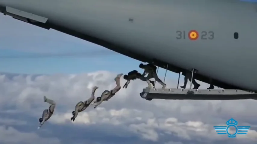 As&iacute; ha sido el espectacular salto al vac&iacute;o de 114 paracaidistas del Ej&eacute;rcito del Aire