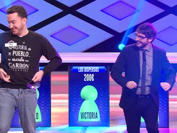 El divertido baile entre Juanra Bonet y M. A. de 'Los dispersos' en '¡Boom!' El divertido baile entre Juanra Bonet y M. A. de 'Los dispersos' en '¡Boom!'