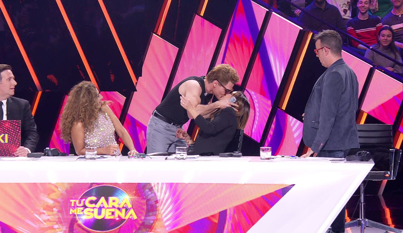 El inesperado beso de Miki Núñez a Chenoa para empezar bien en ‘Tu cara me suena’ El inesperado beso de Miki Núñez a Chenoa para empezar bien en ‘Tu cara me suena’