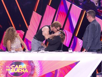 El inesperado beso de Miki Núñez a Chenoa para empezar bien en ‘Tu cara me suena’