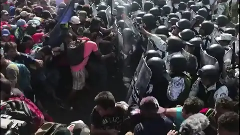 Duras cargas contra los migrantes que intentaban cruzar la frontera a Estados Unidos Duras cargas contra los migrantes que intentaban cruzar la frontera a Estados Unidos