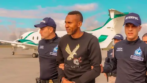 Jhon Viáfara, escoltado por agentes de la Interpol Jhon Viáfara, escoltado por agentes de la Interpol