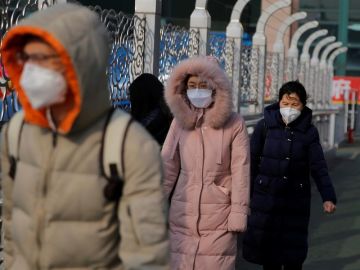 Ciudadanos con mascarillas en el transporte público de Pekín