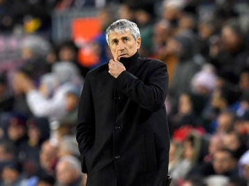 Quique Setién, durante un partido del Barça