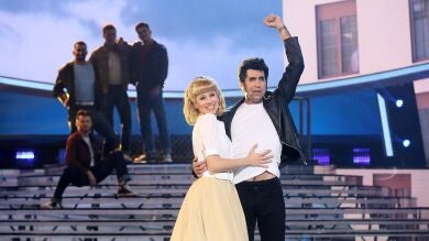 Mario Vaquerizo y Eva Soriano conquistan como John Travolta y Olivia Newton-John en ‘Summer nights’
