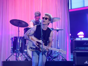 Miki Núñez se atreve con la ‘Escuela de calor’ de ‘Radio Futura’ Miki Núñez se atreve con la ‘Escuela de calor’ de ‘Radio Futura’