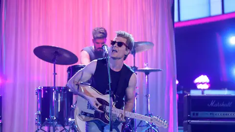 Miki Núñez se atreve con la ‘Escuela de calor’ de ‘Radio Futura’ Miki Núñez se atreve con la ‘Escuela de calor’ de ‘Radio Futura’