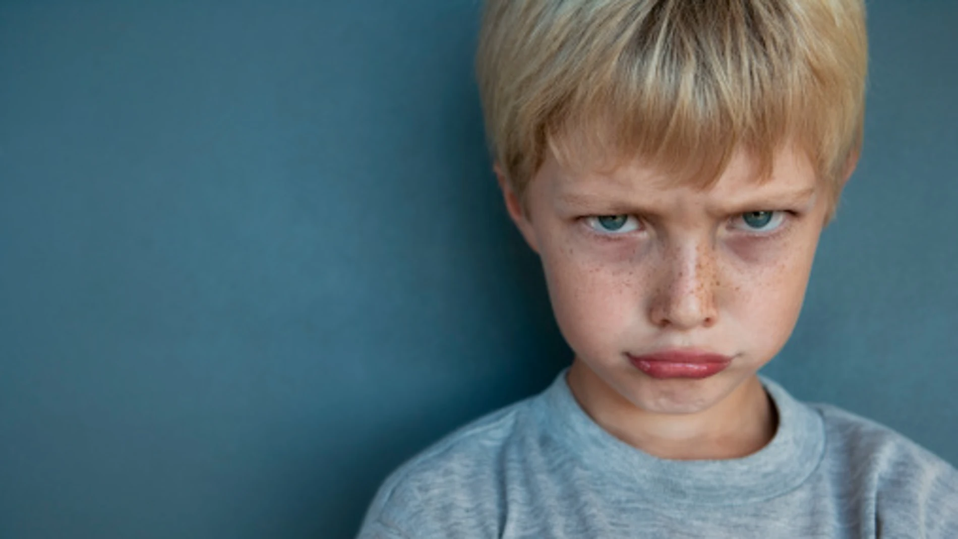 Niño enfadado Niño enfadado