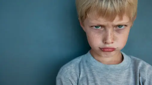 Niño enfadado Niño enfadado