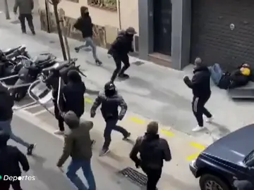 La terrible secuencia de la agresión con sillas y mesas a un aficionado del Espanyol La terrible secuencia de la agresión con sillas y mesas a un aficionado del Espanyol
