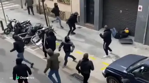 La terrible secuencia de la agresión con sillas y mesas a un aficionado del Espanyol La terrible secuencia de la agresión con sillas y mesas a un aficionado del Espanyol