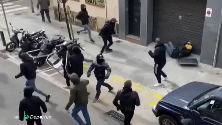 La terrible secuencia de la agresi&oacute;n con sillas y mesas a un aficionado del Espanyol