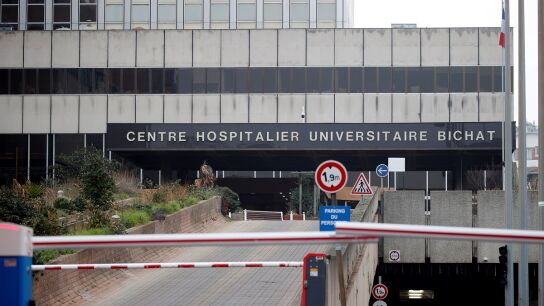 Fachada del hospital franc&eacute;s en el que est&aacute;n ingresados los infectados por el coronavirus de Wuham