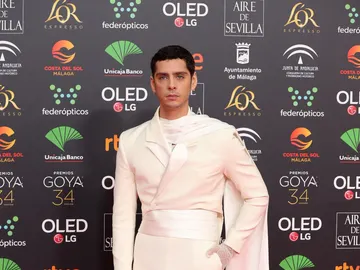 Eduardo Casanova, con un original diseño de Man Eduardo Casanova, con un original diseño de Man