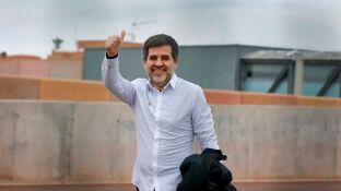 Jordi S&agrave;nchez saliendo de la prisi&oacute;n de Lledoners