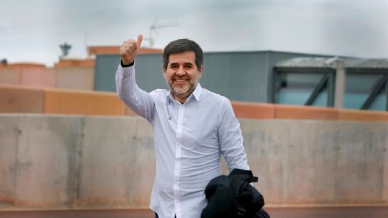 Jordi S&agrave;nchez saliendo de la prisi&oacute;n de Lledoners