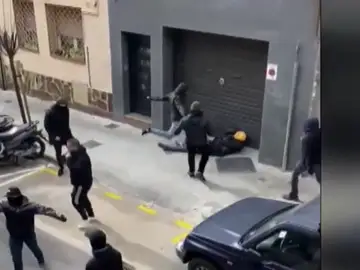 La terrible secuencia de la agresión con sillas y mesas a un aficionado del Espanyol La terrible secuencia de la agresión con sillas y mesas a un aficionado del Espanyol