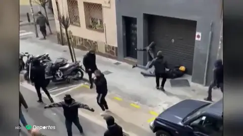 La terrible secuencia de la agresión con sillas y mesas a un aficionado del Espanyol La terrible secuencia de la agresión con sillas y mesas a un aficionado del Espanyol