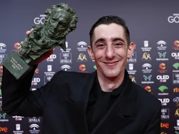 Enric Auquer con su Goya a Mejor Actor Revelación por 'Quien a hierro mata' Enric Auquer con su Goya a Mejor Actor Revelación por 'Quien a hierro mata'