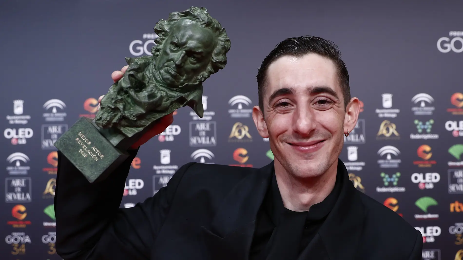 Enric Auquer con su Goya a Mejor Actor Revelación por 'Quien a hierro mata'