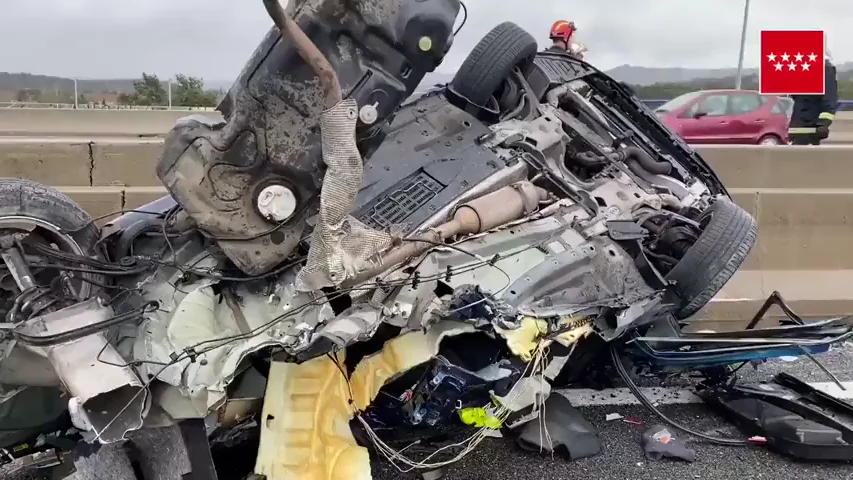 Dos heridos tras estrellar su coche contra la mediana de la A-6 que ha partido el veh&iacute;culo por la mitad