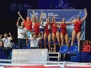 La selección española de waterpolo femenina celebra su triunfo