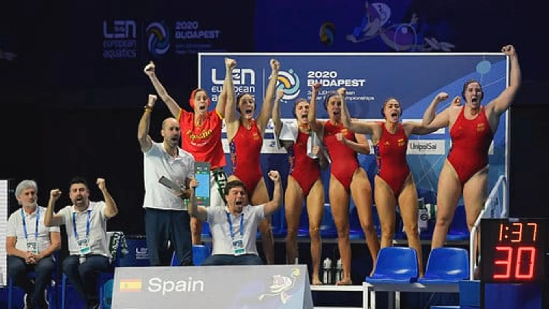 La selección española de waterpolo femenina celebra su triunfo La selección española de waterpolo femenina celebra su triunfo