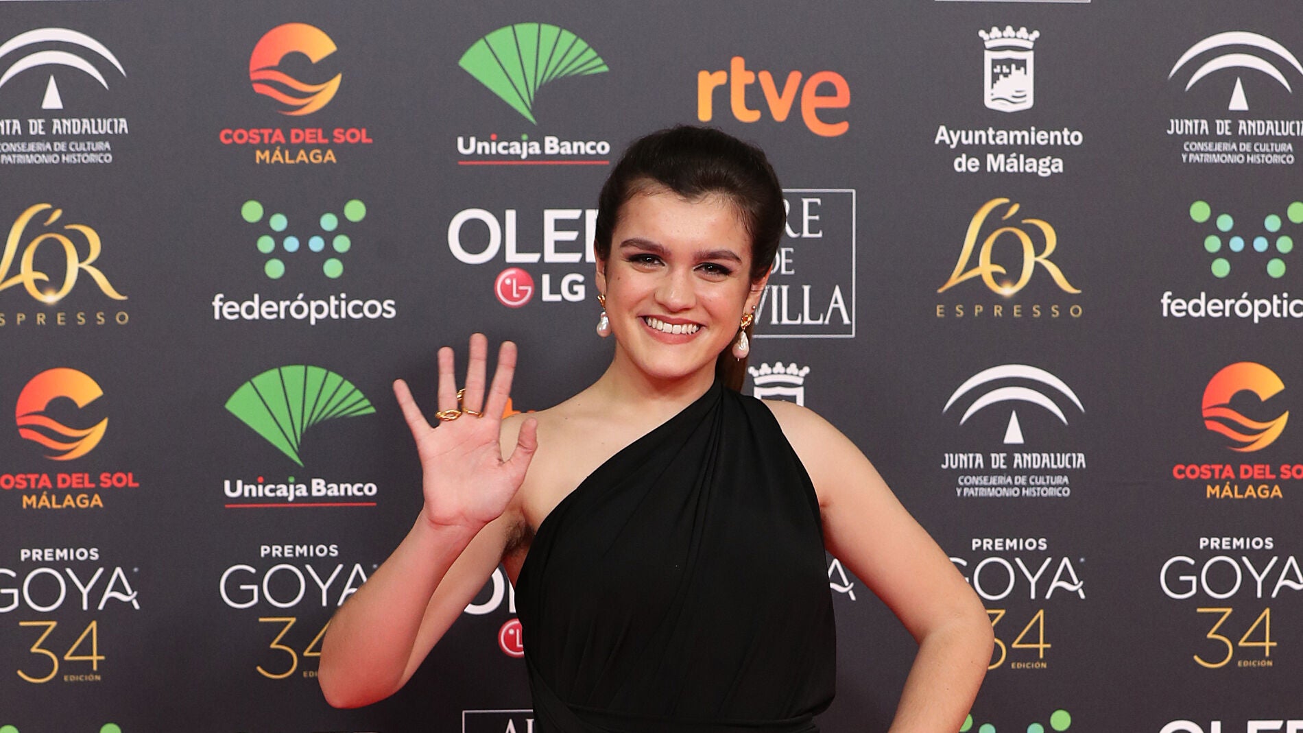 Amaia con un sencillo vestido negro