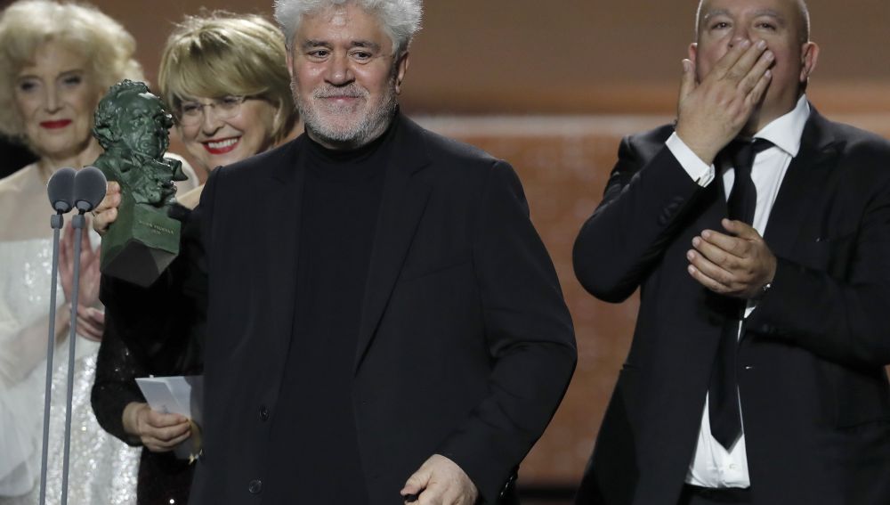 Pedro Almodóvar recoge el galardón a mejor película en los Premios Goya 2020