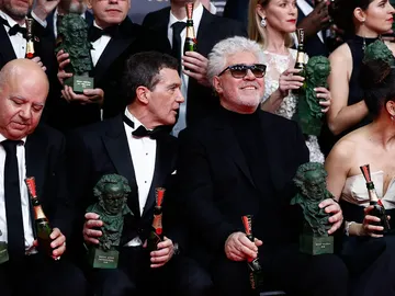 Antonio Banderas y Pedro Almodóvar con sus Goyas por 'Dolor y Gloria' Antonio Banderas y Pedro Almodóvar con sus Goyas por 'Dolor y Gloria'