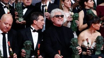 Antonio Banderas y Pedro Almodóvar con sus Goyas por 'Dolor y Gloria' Antonio Banderas y Pedro Almodóvar con sus Goyas por 'Dolor y Gloria'