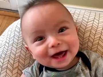 Un padre graba a su bebé y crea una versión de AC/DC Un padre graba a su bebé y crea una versión de AC/DC