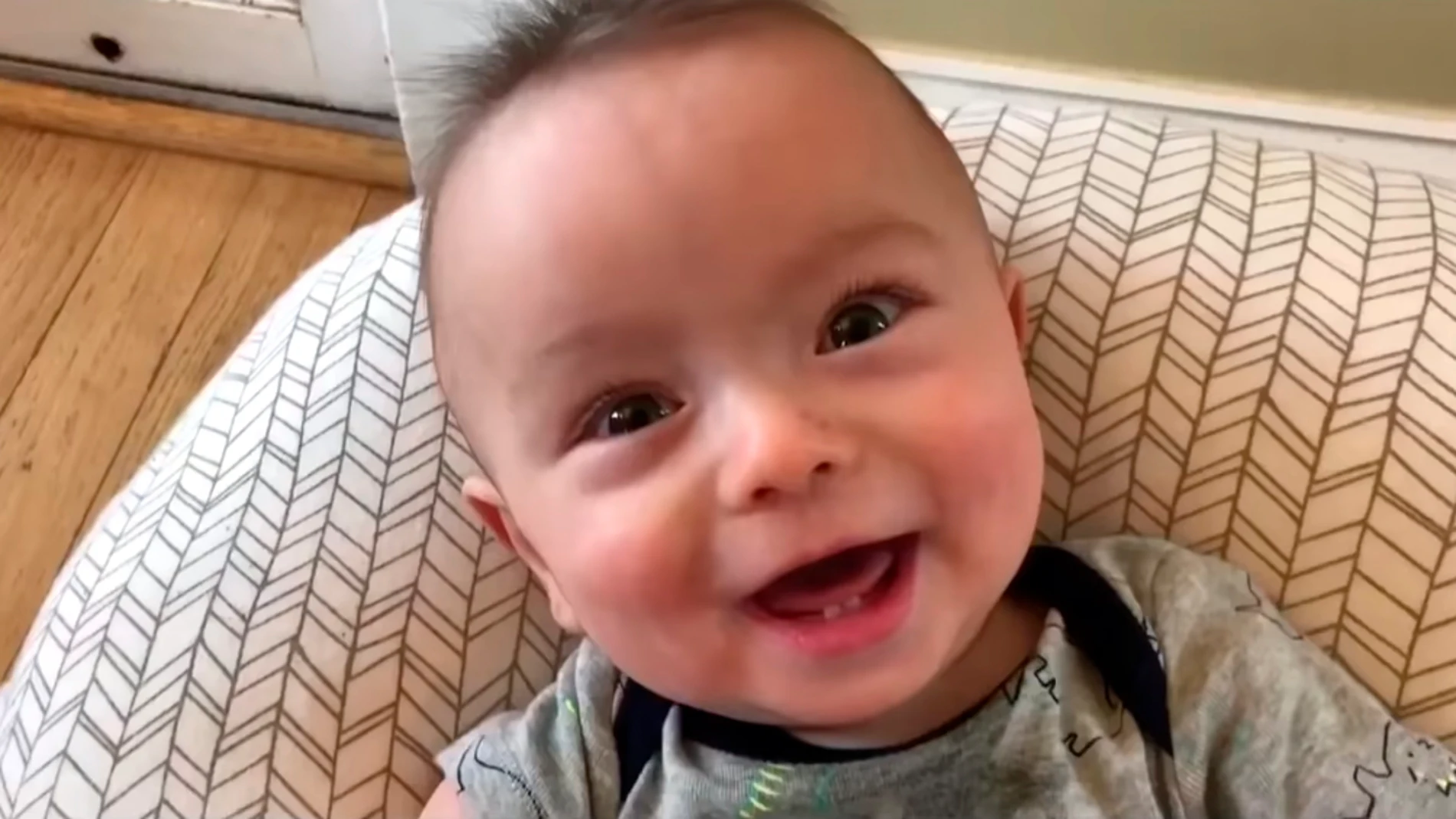 Un padre graba a su bebé y crea una versión de AC/DC Un padre graba a su bebé y crea una versión de AC/DC