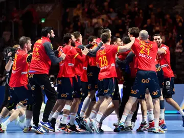 Los jugadores de España celebran la victoria Los jugadores de España celebran la victoria