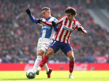 Joao Félix disputa la posesión en el partido ante el Leganés