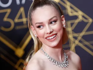 Ester Expósito con brillantes en los párpados Ester Expósito con brillantes en los párpados