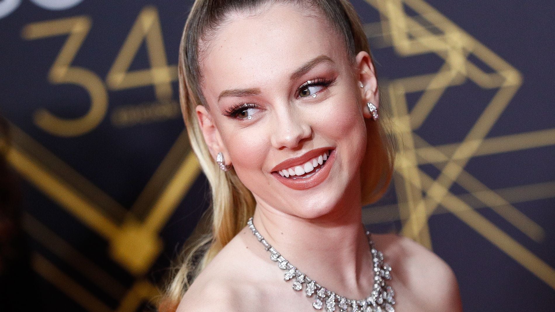 Ester Expósito con brillantes en los párpados 