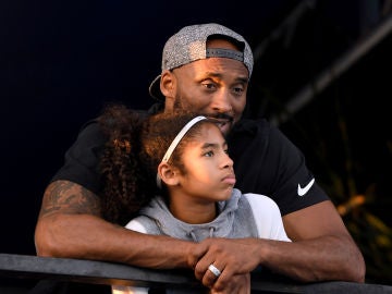 Kobe Bryant abraza a su hija Gianna María