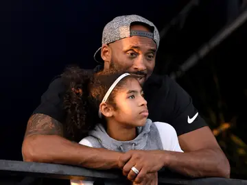 Kobe Bryant abraza a su hija Gianna María Kobe Bryant abraza a su hija Gianna María