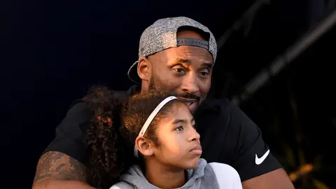 Kobe Bryant abraza a su hija Gianna María Kobe Bryant abraza a su hija Gianna María