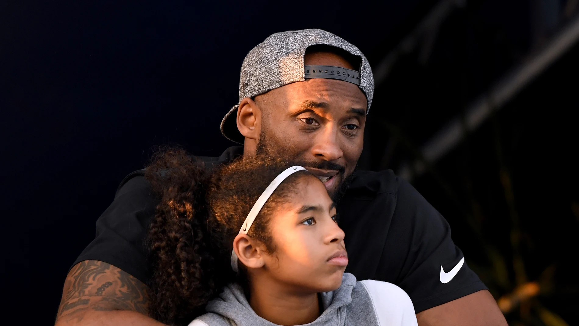 Kobe Bryant abraza a su hija Gianna María Kobe Bryant abraza a su hija Gianna María
